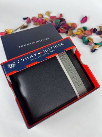 محفظة من تومي هيلفيغر للرجال جلد
