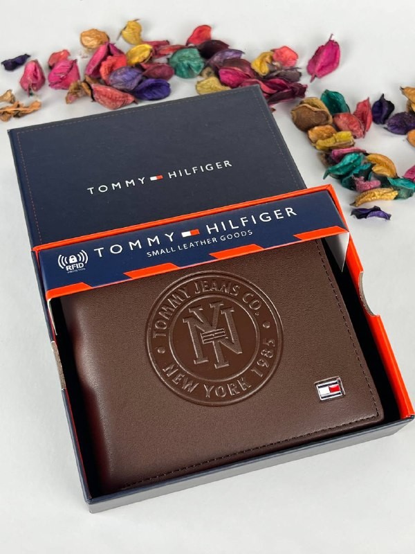 f09fa9f0-827c-4200-9a41-2efe5c0c4047 محفظة من تومي هيلفيغر للرجال جلد - الصورة 1
