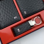 طقم مكون من محفظه وكراته وماداليه تومي هيلفيغر للرجال - Image 2