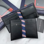 ⁦طقم مكون من محفظه وكراته وماداليه تومي هيلفيغر للرجال⁩ - الصورة ⁦2⁩