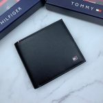 ⁦طقم مكون من محفظه وكراته وماداليه تومي هيلفيغر للرجال⁩ - الصورة ⁦3⁩