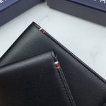 ⁦طقم مكون من محفظه وكراته وماداليه تومي هيلفيغر للرجال⁩ - الصورة ⁦4⁩