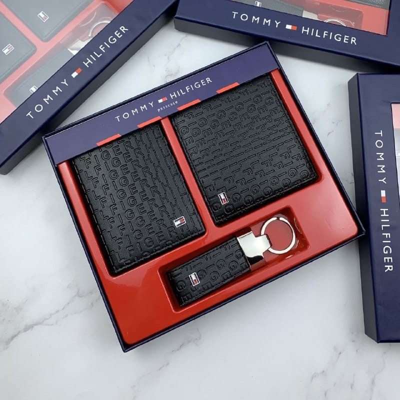 A set of Tommy Hilfiger Men's wallets, balls and accessories طقم مكون من محفظه وكراته وماداليه تومي هيلفيغر للرجال