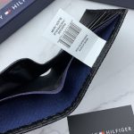 طقم مكون من محفظه وكراته وماداليه تومي هيلفيغر للرجال - Image 5