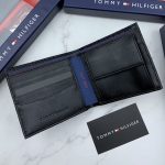 طقم مكون من محفظه وكراته وماداليه تومي هيلفيغر للرجال - Image 7
