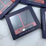 طقم مكون من محفظه وكراته وماداليه تومي هيلفيغر للرجال - Image 8