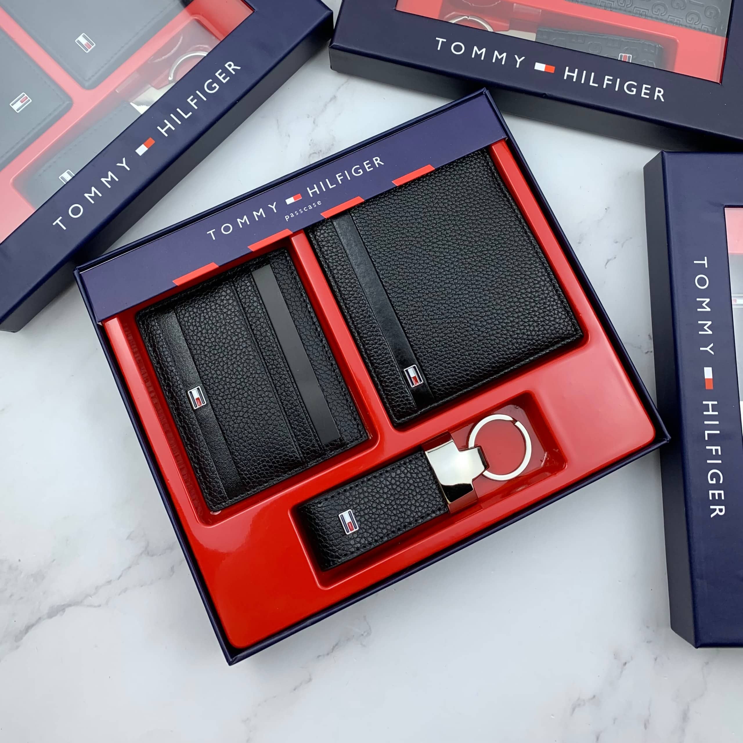 طقم مكون من محفظه وكراته وماداليه تومي هيلفيغر للرجال طقم مكون من محفظه وكراته وماداليه تومي هيلفيغر للرجال