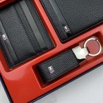 ⁦طقم مكون من محفظه وكراته وماداليه تومي هيلفيغر للرجال⁩ - الصورة ⁦3⁩