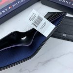 ⁦طقم مكون من محفظه وكراته وماداليه تومي هيلفيغر للرجال⁩ - الصورة ⁦4⁩