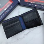 ⁦طقم مكون من محفظه وكراته وماداليه تومي هيلفيغر للرجال⁩ - الصورة ⁦5⁩