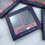 ⁦طقم مكون من محفظه وكراته وماداليه تومي هيلفيغر للرجال⁩ - الصورة ⁦8⁩