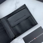 طقم مكون من محفظه وكراته وماداليه تومي هيلفيغر للرجال - Image 3