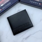 طقم مكون من محفظه وكراته وماداليه تومي هيلفيغر للرجال - Image 4