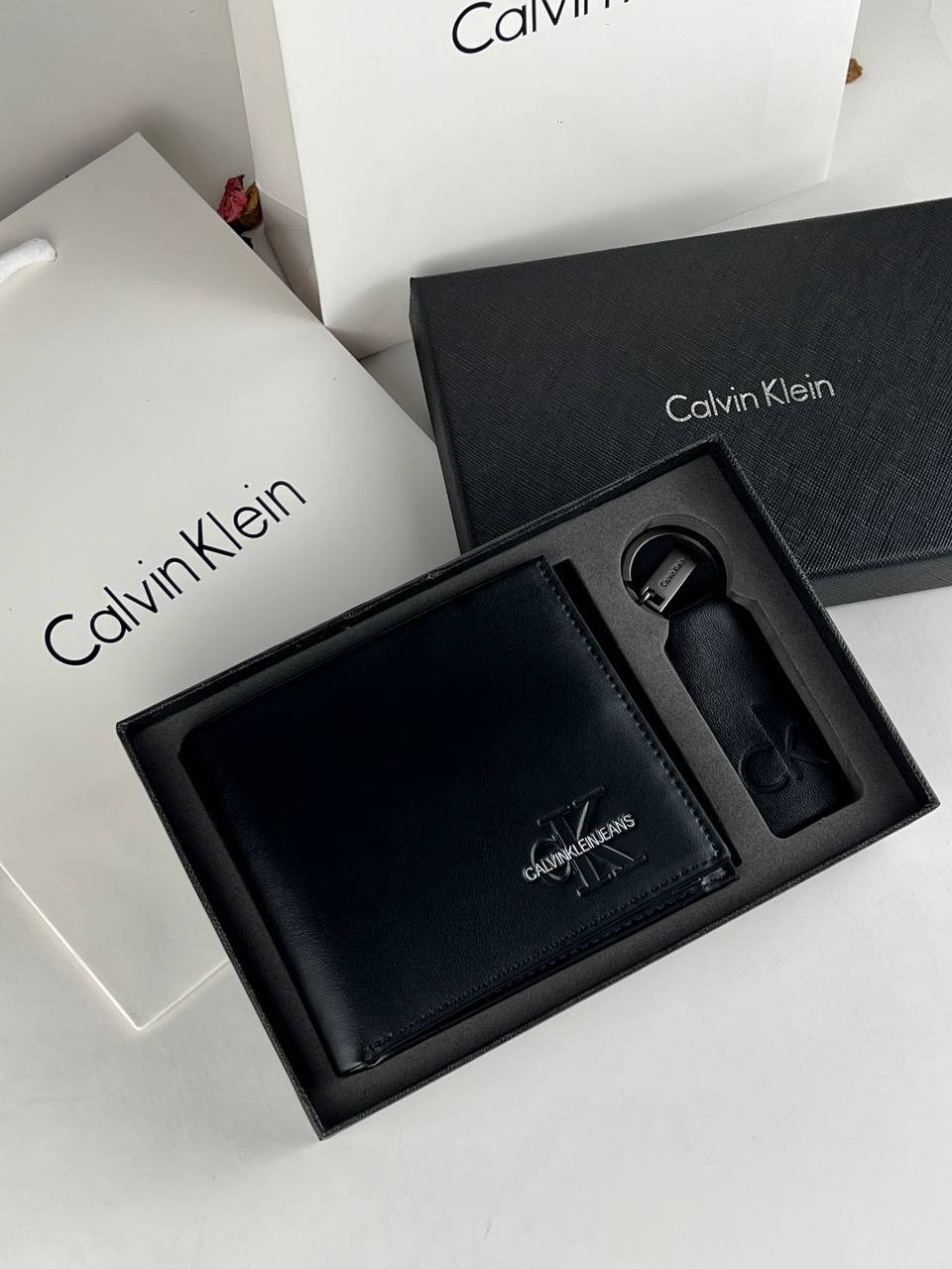 52499ced-6bf7-4be6-819f-a654d71f4085 محفظة ومادليه كالفن كلاين للرجال - Image 1
