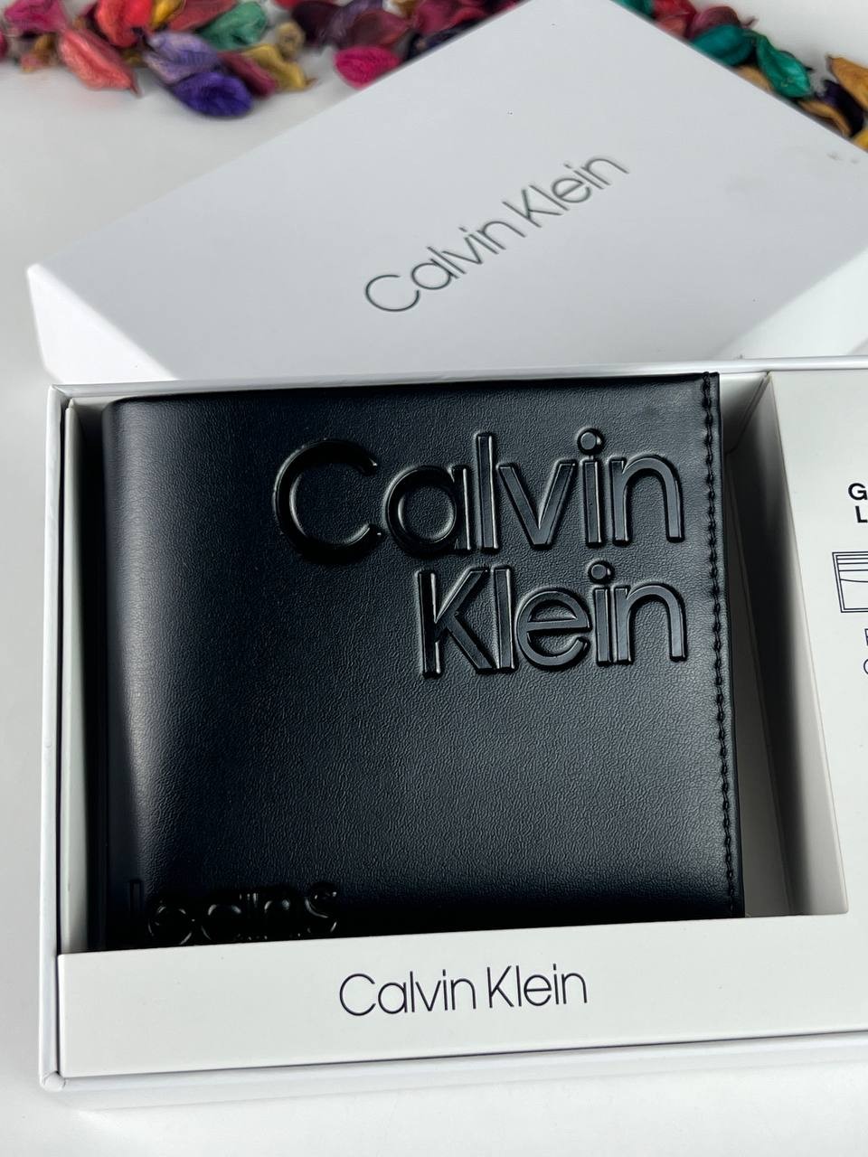 5f9b8e14-6e02-4ebf-b011-2535f0904991 محفظة من كالفن كلاين للرجال جلد أسود - الصورة 1