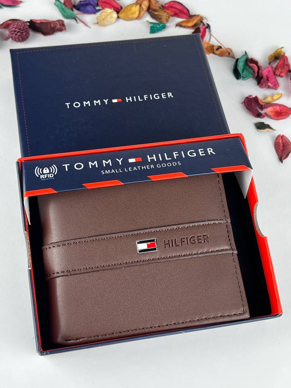 7052c5d2-d642-42c3-b25b-fb790701f18d محفظة من تومي هيلفيغر للرجال جلد - الصورة 1