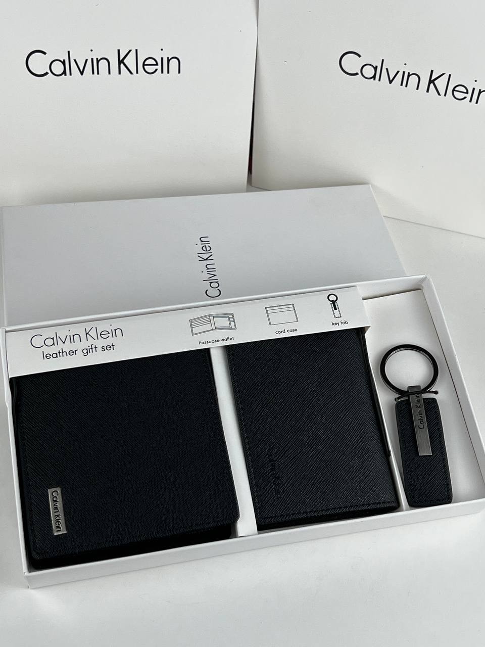 8dbf4e06-c172-4f56-ac77-a1c7dcc2d3c5 طقم من كالفن كلاين مكون من محفظه ومادليه وكراته رجالي - الصورة 1