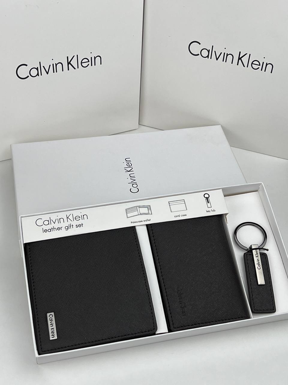 b14cb197-e038-466c-a11c-dbf87ce879ab طقم من كالفن كلاين مكون من محفظه ومادليه وكراته رجالي - الصورة 1