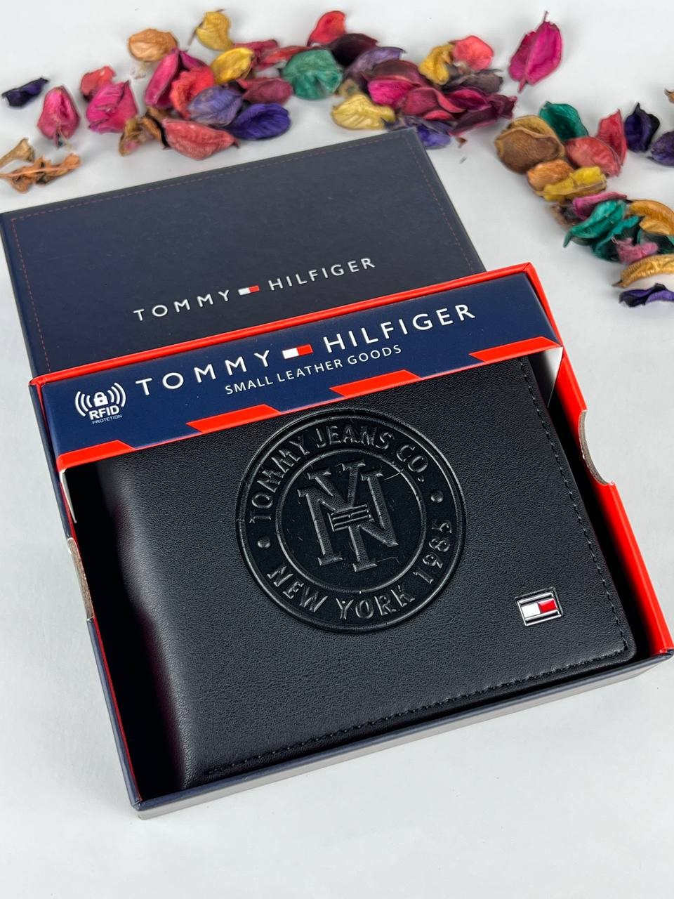 b6a128cc-790c-4f8b-98a1-e89d712a4698 محفظة من تومي هيلفيغر للرجال جلد - الصورة 1