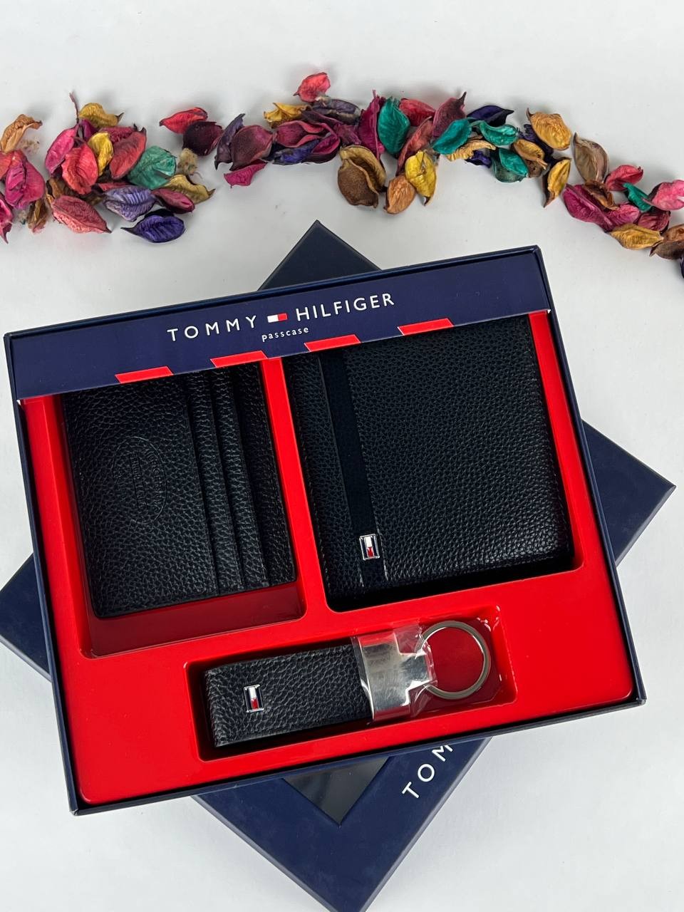 d80cc613-b8f5-4ccf-b54b-02adbfbeb472 طقم مكون من محفظه وكراته وماداليه تومي هيلفيغر للرجال - الصورة 1