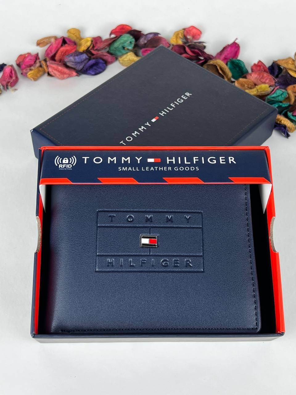f520d7e9-fa53-4e23-9078-2cc475d4908f محفظة من تومي هيلفيغر للرجال جلد - الصورة 1