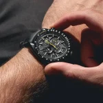 ⁦ساعه من OMEGA 007 تعمل بعدادات بلون اسود وسير جلد اسود⁩ - الصورة ⁦4⁩