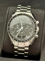 ⁦ساعه من007 OMEGA تعمل بعدادات بلون اسود وسير فضي من الستانليس ستيل⁩ - الصورة ⁦3⁩
