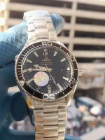 ساعه من007 OMEGA بلون مينا اسود وسير فضي من الستانليس ستيل - Image 3