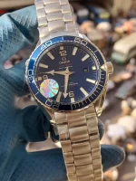 ساعه من007 OMEGA بلون مينا كحلي وسير فضي من الستانليس ستيل - Image 5