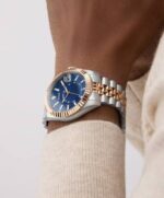 ⁦GUESS Blue Round Dial Analog Men's Watch - GW0977G5⁩ - الصورة ⁦4⁩