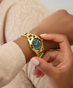 ⁦GUESS Ladies Gold Tone Analog Watch GW0927L2⁩ - الصورة ⁦4⁩
