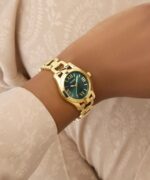 ⁦GUESS Ladies Gold Tone Analog Watch GW0927L2⁩ - الصورة ⁦3⁩