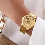 ⁦Ladies Gold Tone Analog Watch GW0861L2⁩ - الصورة ⁦4⁩